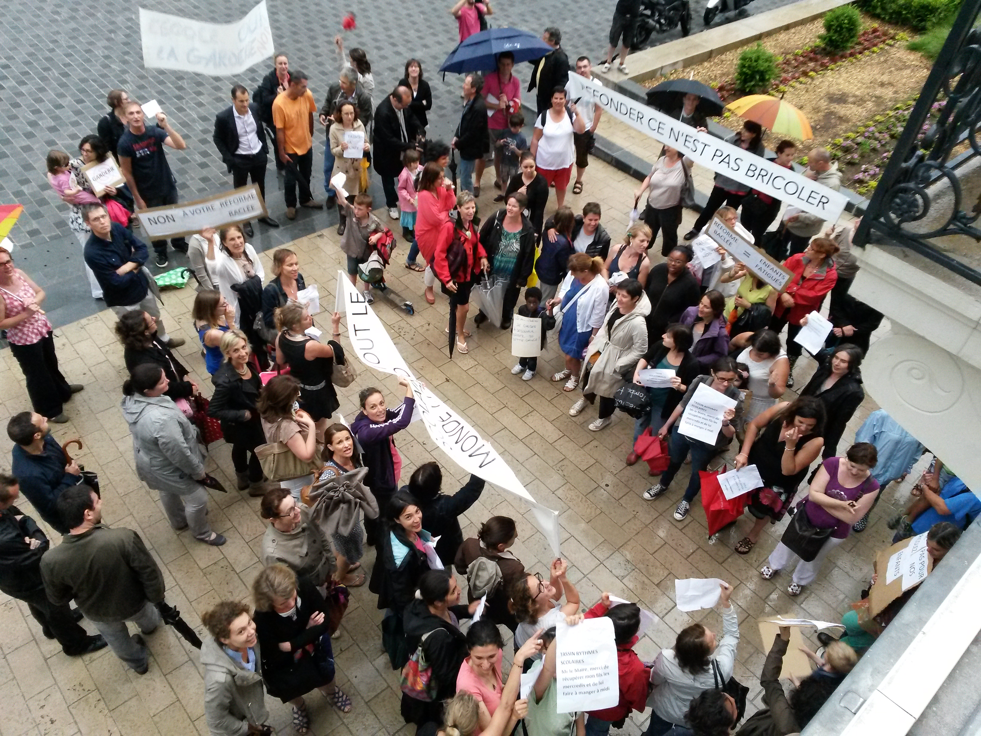 Manifestation des parents d'élèves contre le projet de Pascal Charmot !